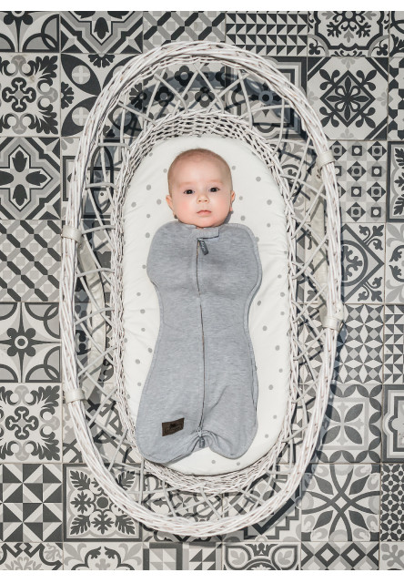 Zavinovačka Sleepee First Step Swaddle s čepičkou zdarma Tečky černé