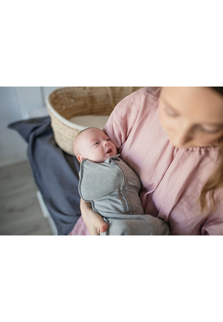 Zavinovačka Sleepee First Step Swaddle s čepičkou zdarma Tečky černé