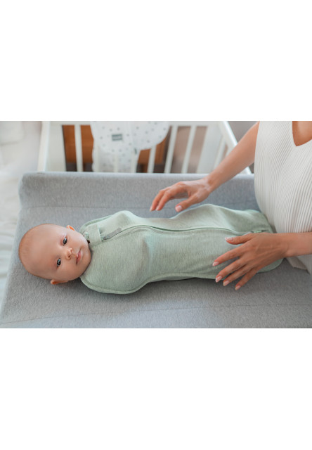 Zavinovačka Sleepee First Step Swaddle s čepičkou zdarma Bohemian Green