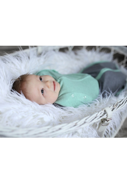 Zavinovačka Sleepee Second Step Swaddle s čepičkou zdarma tmavě šedá