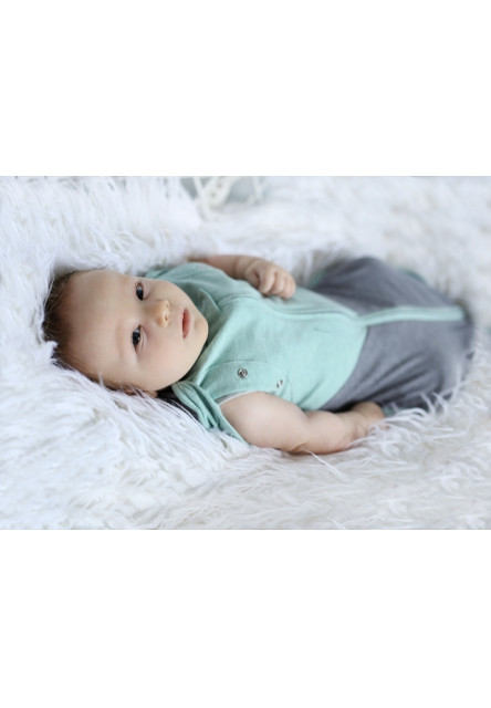 Zavinovačka Sleepee Second Step Swaddle s čepičkou zdarma tmavě šedá